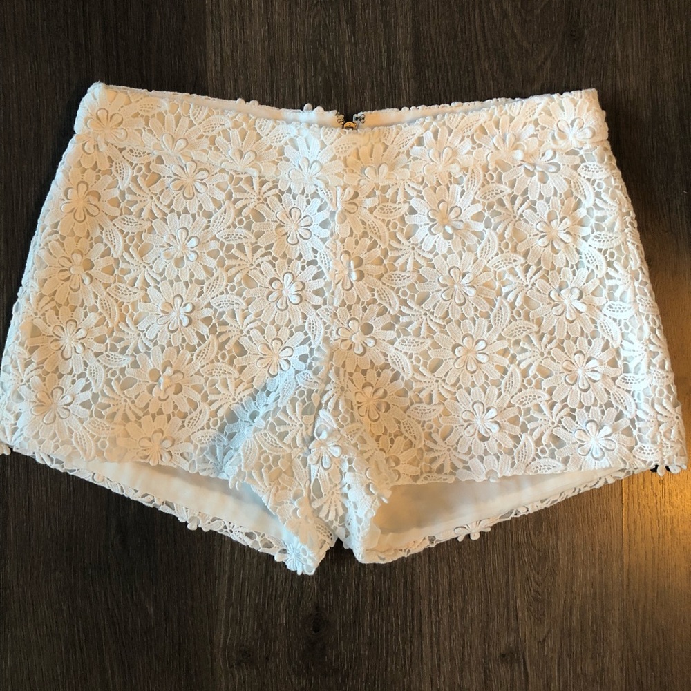 🎉50% OFF! Alice+Olivia White Floral Lace Shorts